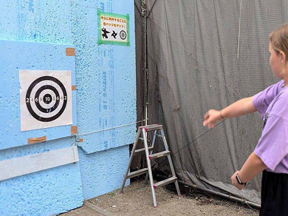 忍者手裏剣体験は本物の手裏剣で迫力満点！