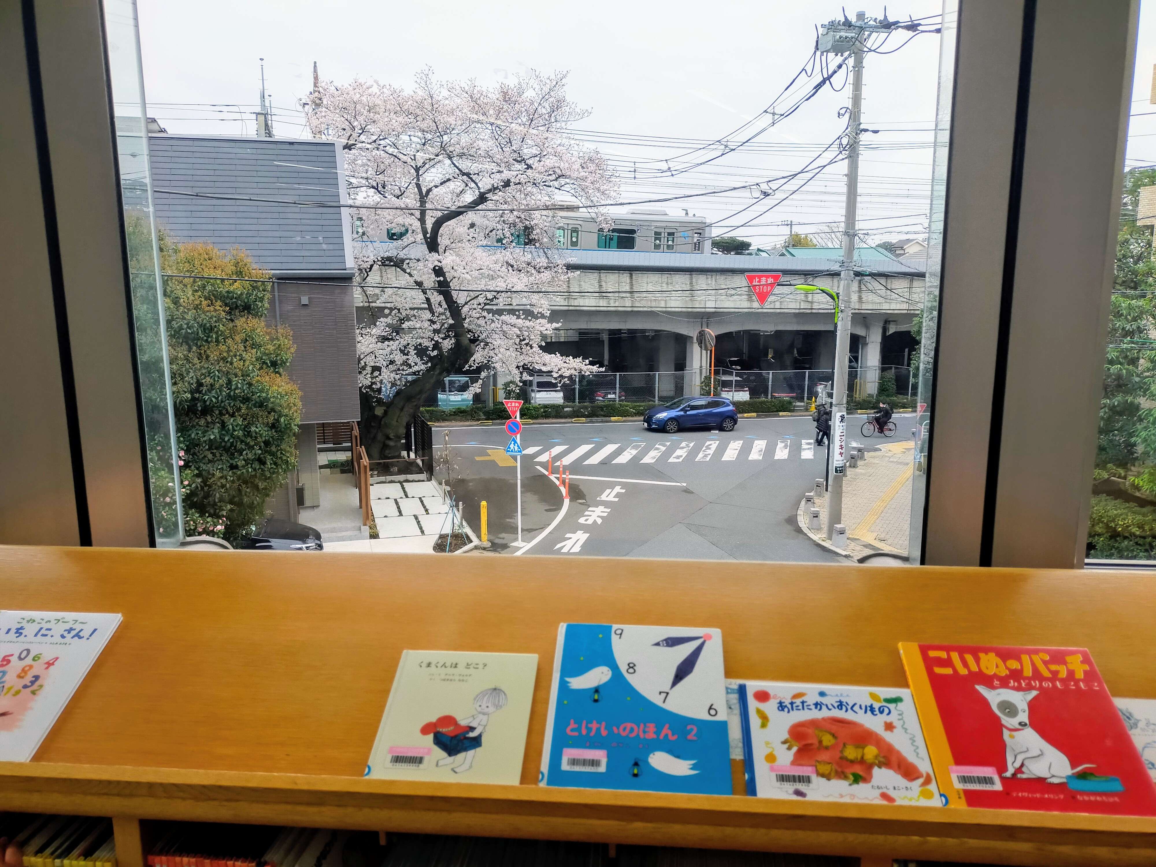 電車を見ながら子供と本が読める特等席