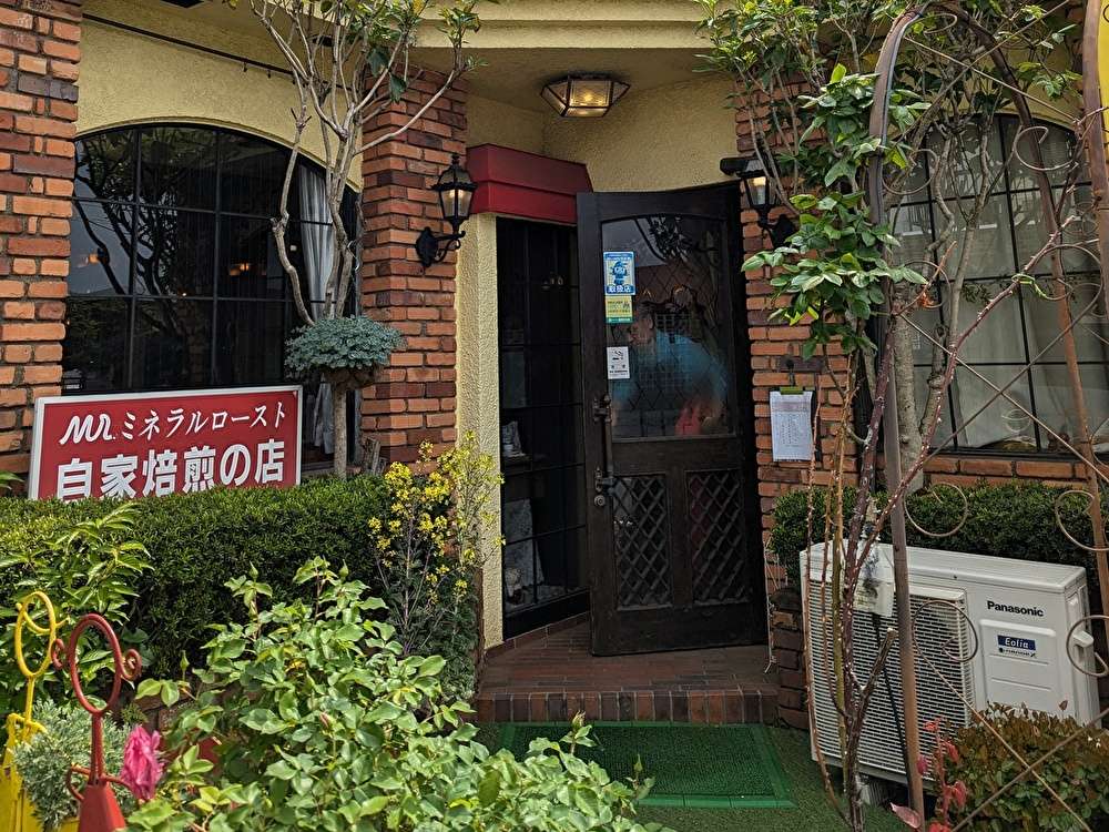 明るい色のカフェ