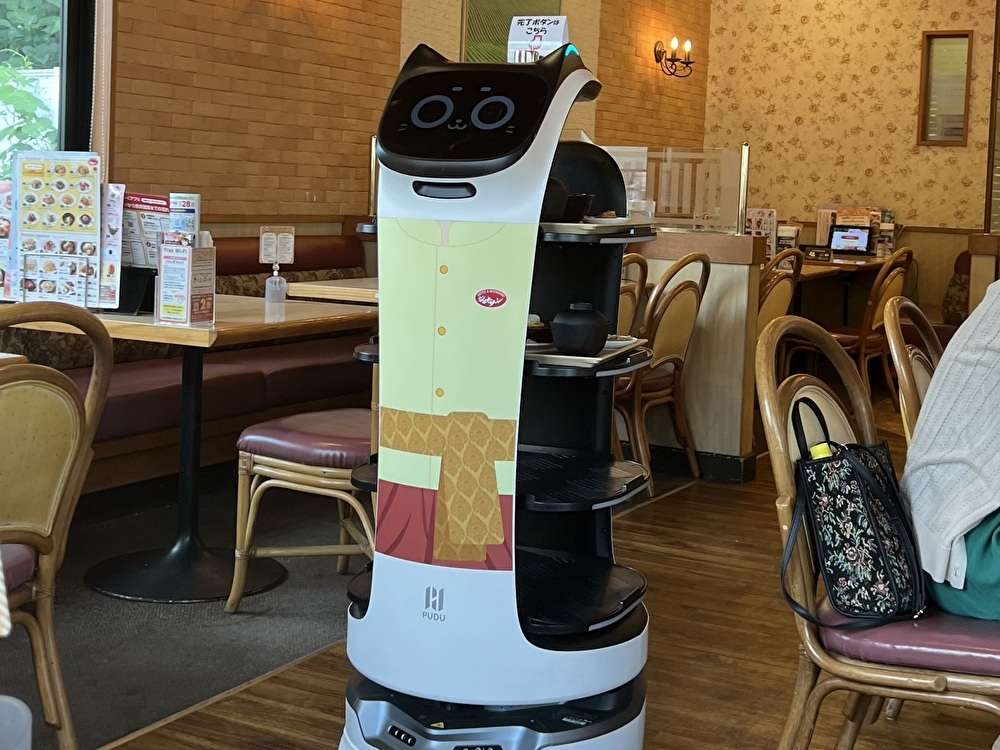 ネコ型ロボットが料理を運ぶレストランといえば！