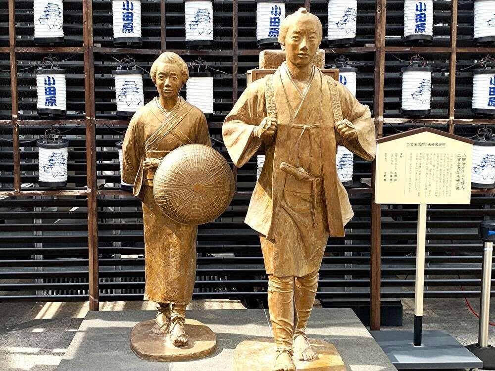ミナカ小田原 金次郎広場の「二宮金次郎夫婦像」
