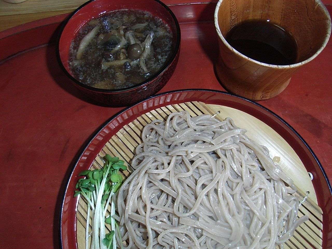“3密”避けた小さな”キノコ蕎麦”専門店