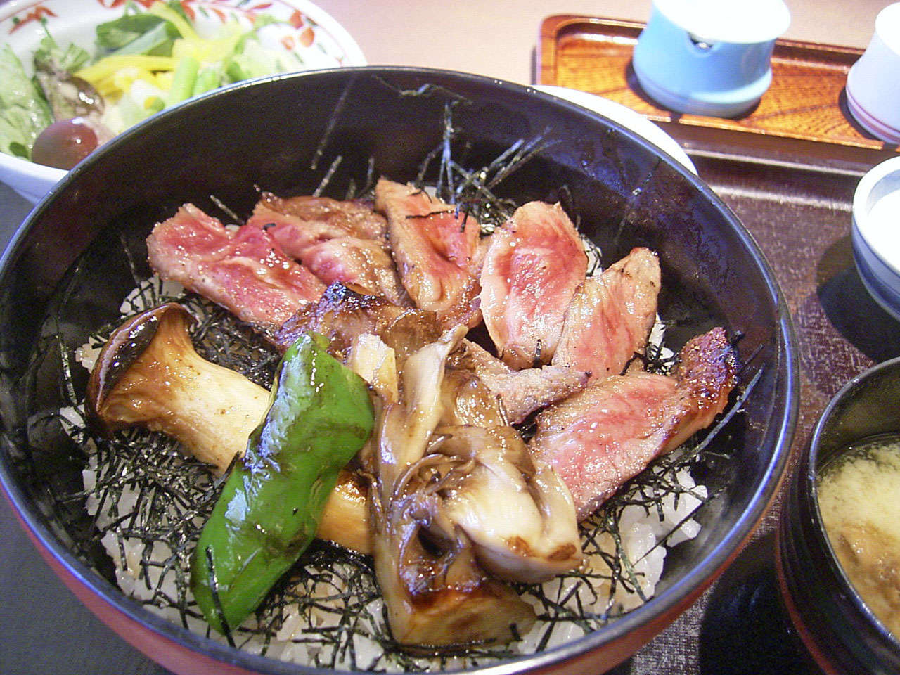 新宿サザンテラス「今半万窯」の炭火焼ステーキ丼