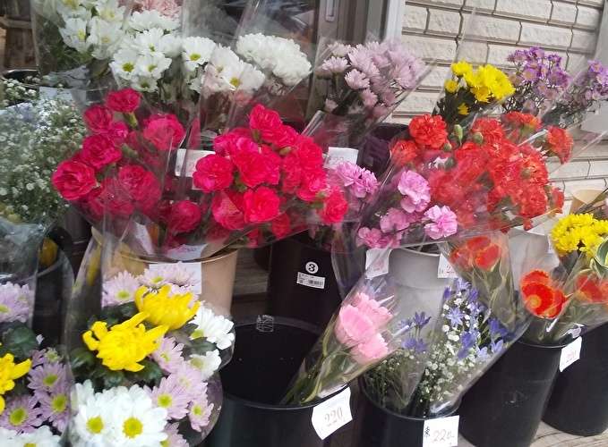 鮮度の良い花束が200円のお花屋さん