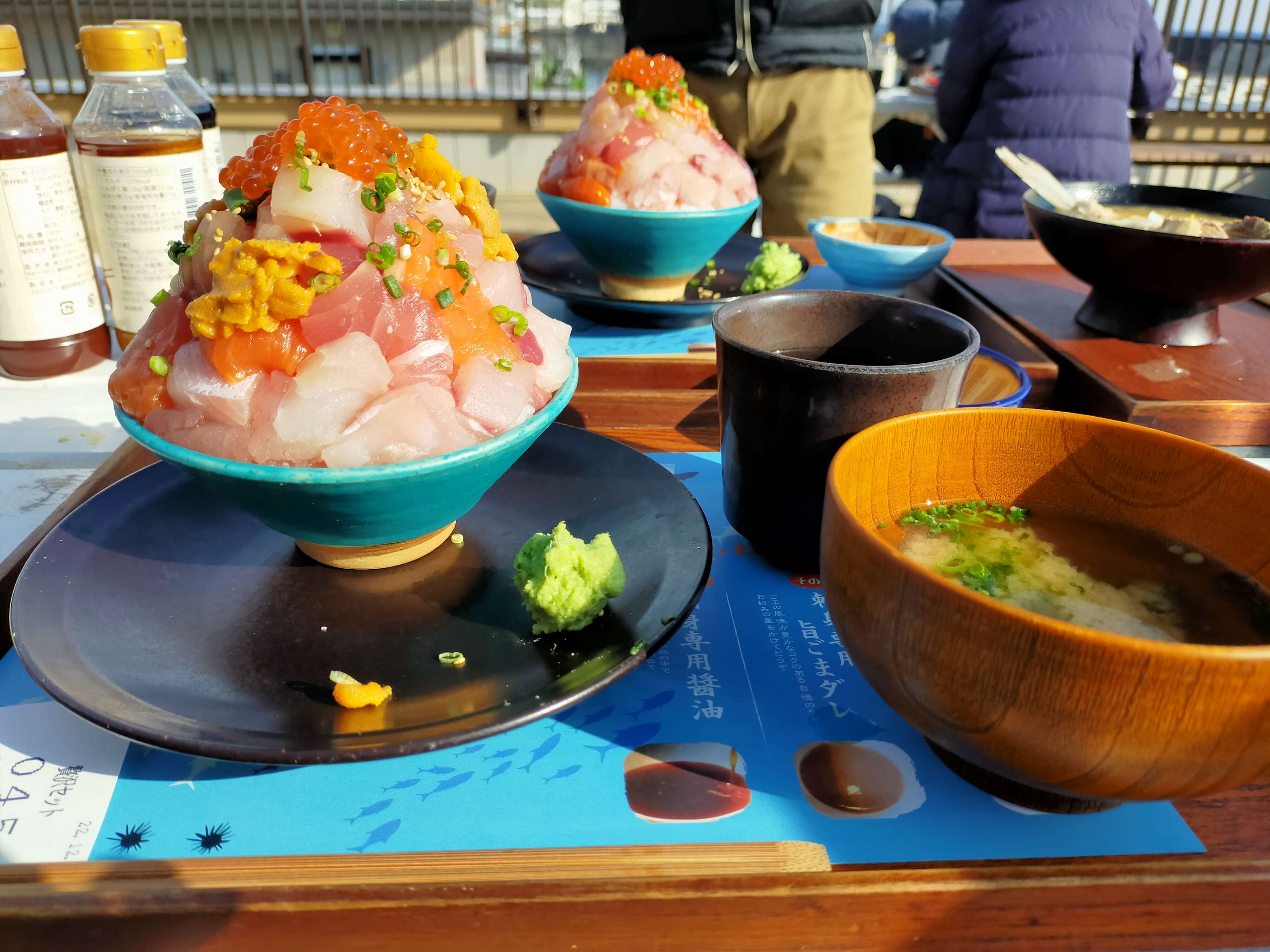 豪快なお刺身丼が楽しめる「とと丸食堂」