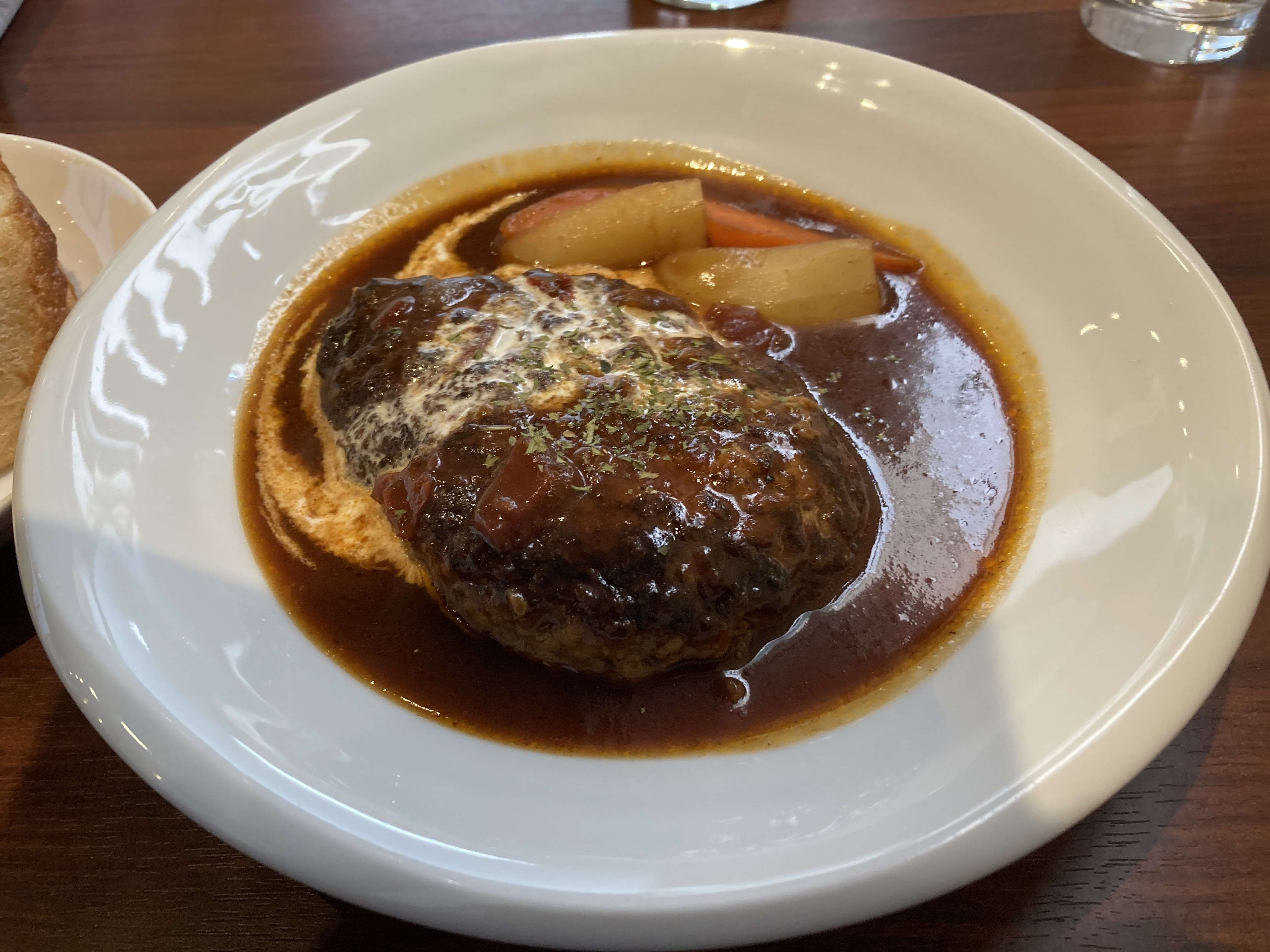 ランチのアラカルト豊富なビストロ！