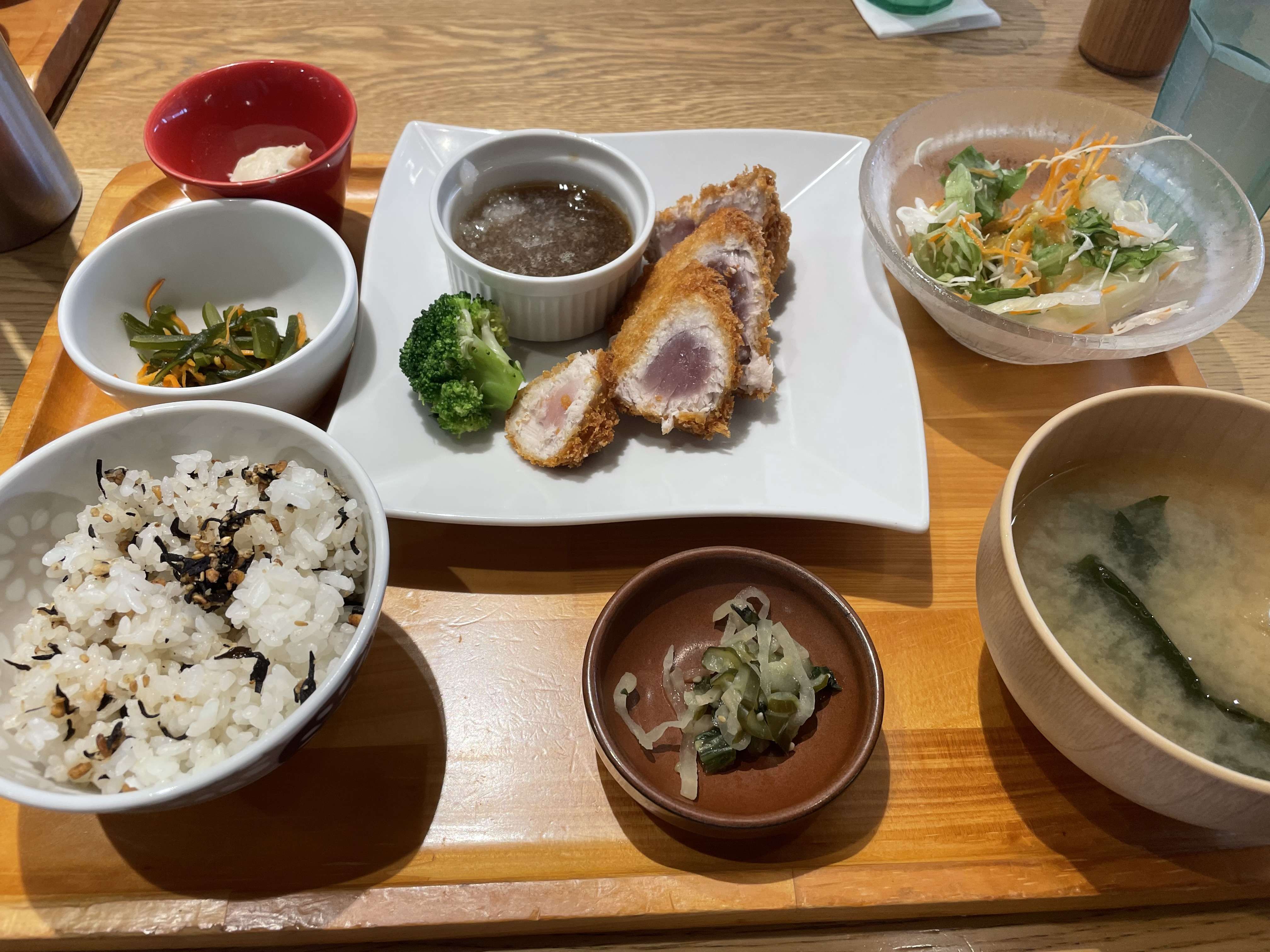 かわいいおぼんで体に良い食事