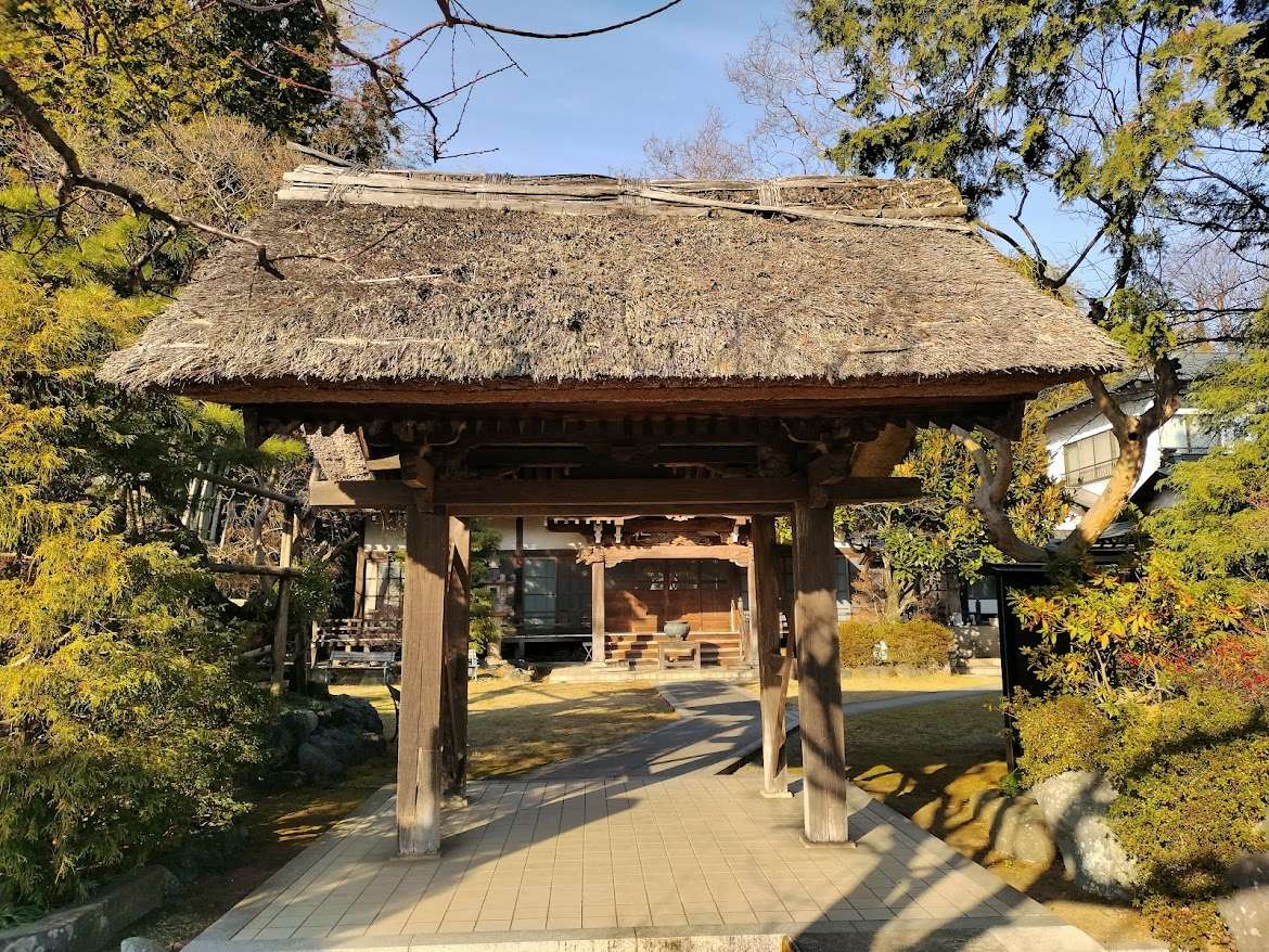 江戸時代初期建築の茅葺き屋根山門があるお寺