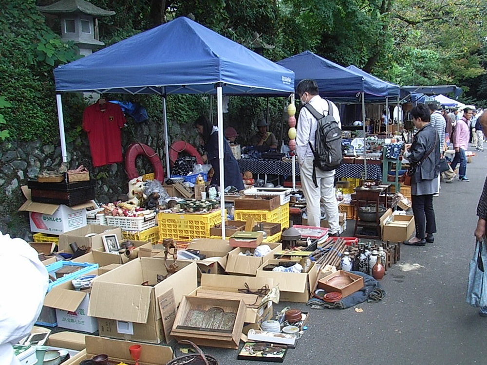 秦野・稲荷神社の骨董市