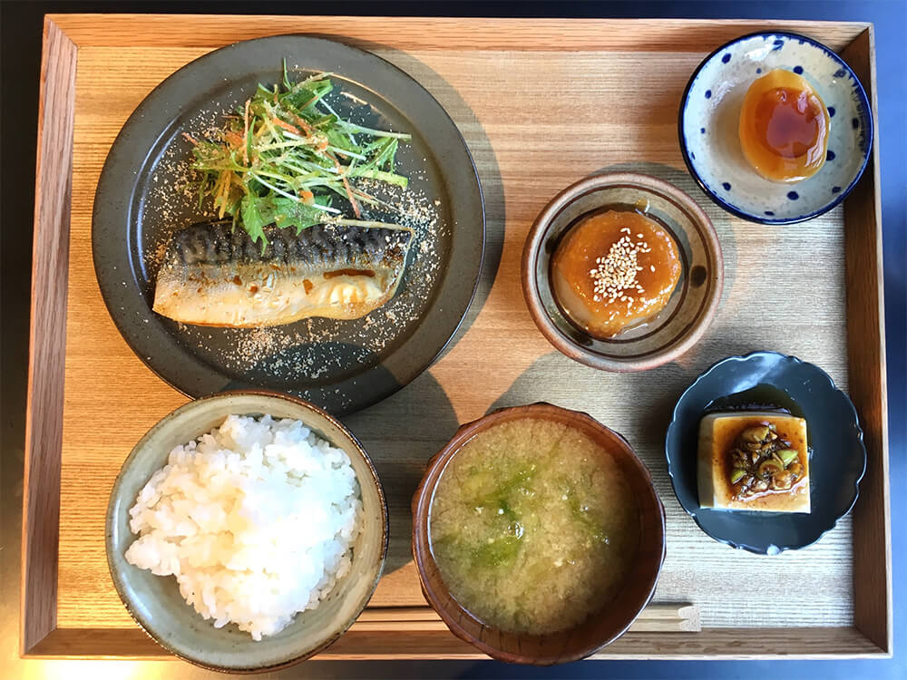 建築設計事務所内にあるオシャレ社食で定食はいかが？